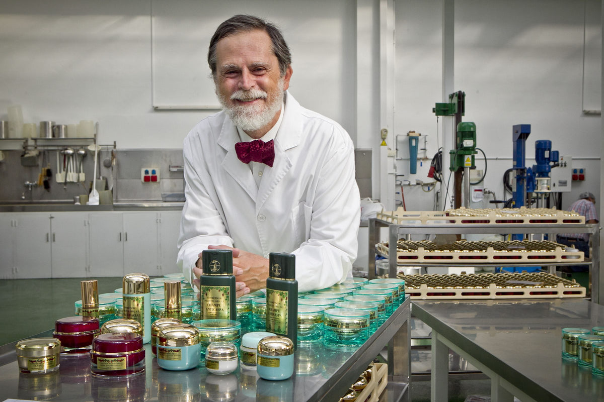Mesa de laboratorio de Cosmeticos Ors con tarros y frascos de producto