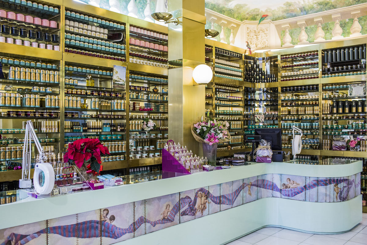 Interior de una tienda Cosmeticos Ors con mostrador y estanterias de producto