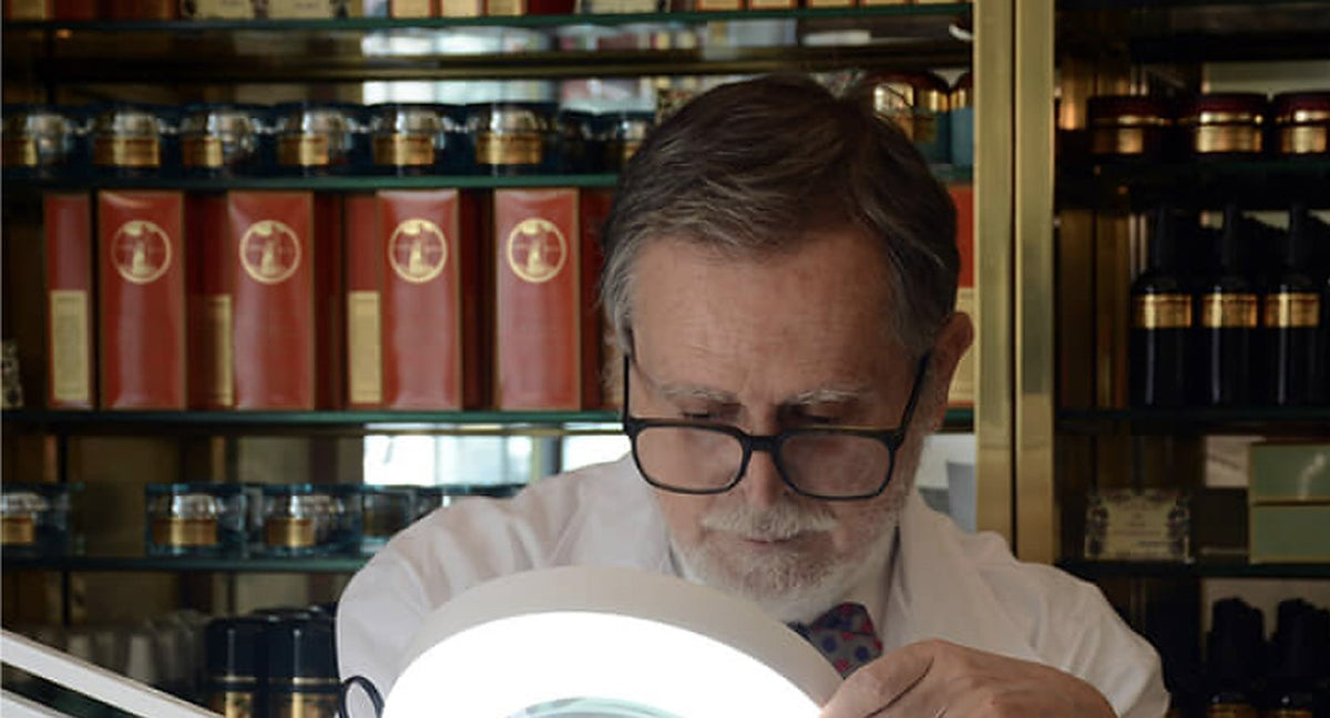 Jerónimo Ors analiza la piel con una lupa de luz entre las estanterías de la tienda